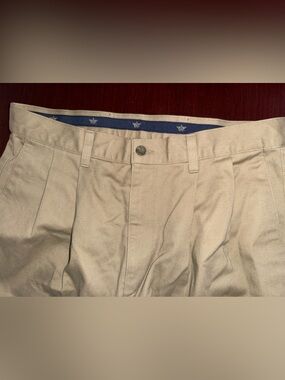 Dockers Men's Pleated Chino Pants in Light Khaki
